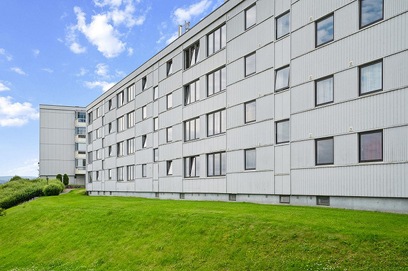 Det er umiddelbar nærhet til dagligvare, buss, barnehage, barneskole og idrettsanlegg.