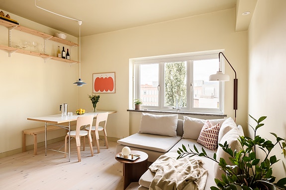 Stilfull og påkostet 2-roms i funkisgård med vestvendt stue og designkjøkken. Oppgradert bad.