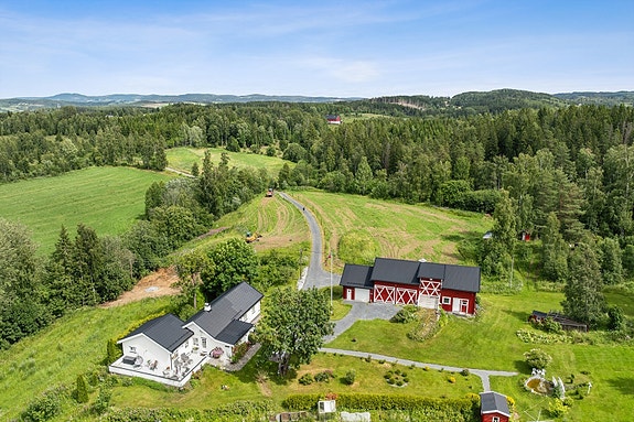 Velkommen til Engerveien 80 - Idyllisk og tilbaketrukket småbruk på Jevnaker.