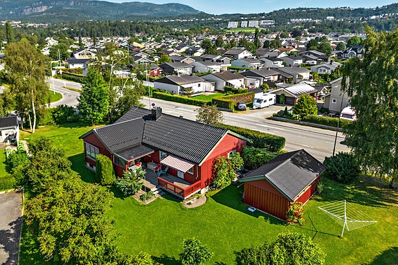 Velkommen til Husbyvegen 27B! En sentral og flott eiendom - Enebolig og garasje på 263 kvm BRA.