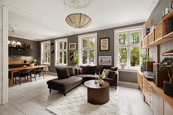 Velkommen til en romslig og klassisk 4-roms beliggende sentralt til på Fredensborg.