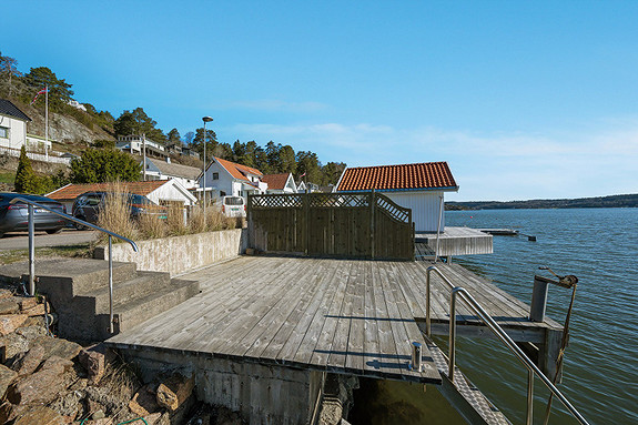 Bogen er et flott område, nær sjø/natur i rolige omgivelser og hytta har båt/bryggeplass sik at man enkelt tar seg ut i skjærgården.