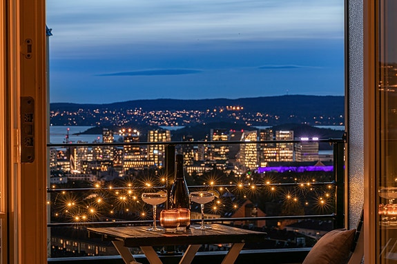 Velkommen til Hekkveien 3! Her får dere et lyst, moderne hjem med fantastisk utsikt og skjermet beliggenhet. Vi ses på visning!