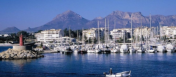 Eksklusiv villa i Sierra Cortina | 3 soverom og 3 bad | Stor tomt med basseng | Takterrasse og parkering