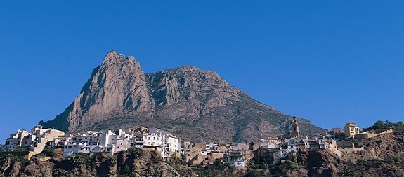 Eksklusiv villa i Sierra Cortina | 3 soverom og 3 bad | Stor tomt med basseng | Takterrasse og parkering