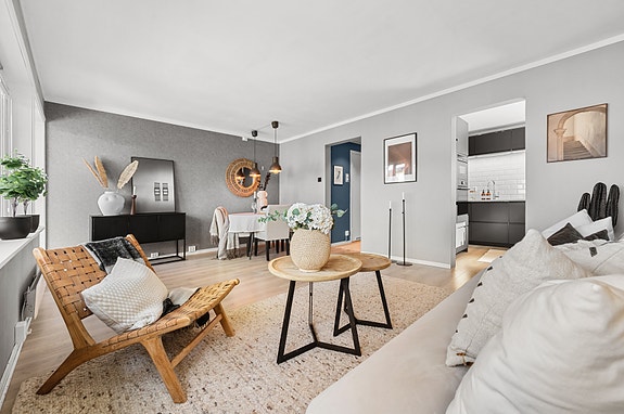 Velkommen til Fredrikke Qvams veg 23A - en lys og tiltalende leilighet i toppetasjen med moderne innredning og en god atmosfære.