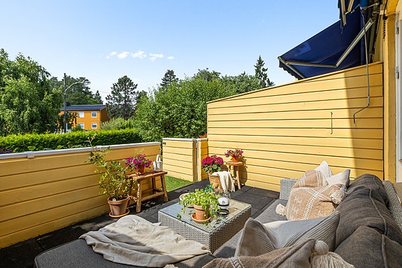 Velkommen til Arnebråtveien 55, et lyst, pent og velholdt rekkehus over tre plan. Nydelig sydvestvendt veranda på ca 10,6 kvm utenfor stuen med trapp til hageidyll.
