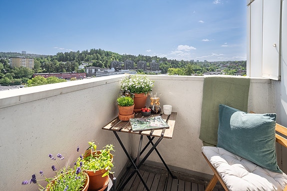 Martine Skillberg v. DNB Eiendom har gleden av å presentere denne lyse og innbydende 2-roms borettslagsleilighet sentralt beliggende på Teisen!