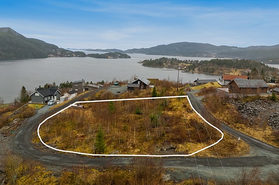 PrivatMegleren v/Torstein Nordby har gleden av å presentere en flott fritidstomt på hele 2200 kvm, beliggende i idylliske Lofjorden i Åsenfjord.