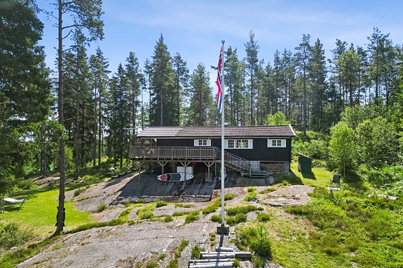 Hytta ligger høyt og fint på eiendommen, med opparbeidet uteareal rundt.