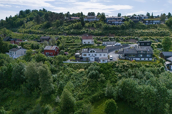 Hoemsvegen 20 er naboeiendommen i bakkant av tomten. Tomten vil trolig få tildelt adresse Hoemsvegen 20B ved bebyggelse.