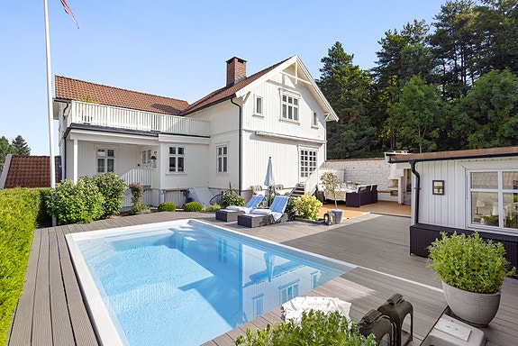 PrivatMegleren har gleden av å presentere Øvregate 2 - En stor og innholdsrik enebolig i Skien med egen uteiedel og flott uteareal