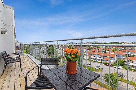 DNB Eiendom V/Yngve Holand har gleden av å presentere Hålogalandsgata 124 - En lys og innbydende toppleilighet med upåklagelig utsikt!