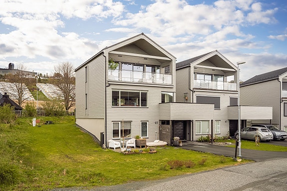 PrivatMegleren v/Marius Kristoffersen har gleden av å presentere Kløverstien 65. En flott og moderne kjedet enebolig fra 2021 med populær beliggenhet i Fosslia Hageby.
