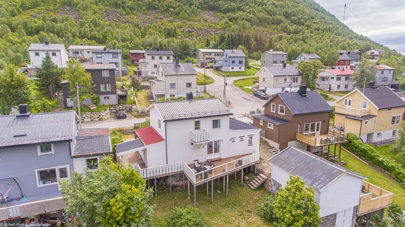 Aktiv Finnsnes presenterer Spiraveien 153! Innholdsrik enebolig med fin beliggenhet i Gryllefjord - sjøgrense, egen adkomst med parkering, eldre garasje/naust.