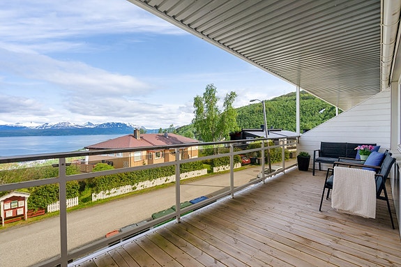 Balkongen er utstyrt med glassrekkverk