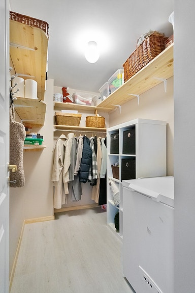 Bod med plassbygde hyller og gode muligheter for oppbevaring