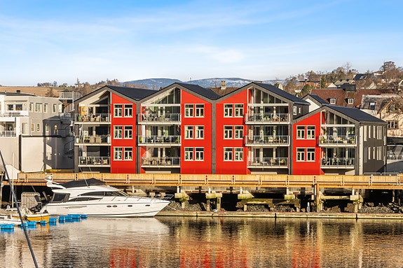 Velkommen til Sjøgata 25M - Moderne og svært påkostet hjørneleilighet helt nede ved bryggen. Fantastisk utsikt over sundet. Parkering i p-kjeller.