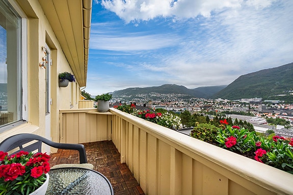 Aktiv Eiendomsmegling v/ Roger Glesnes har gleden av å presentere Kristian Bings vei 19. En romslig toppleilighet over to plan, med gode muligheter for utleie om ønskelig (lei ut deler av den og bo billig)!