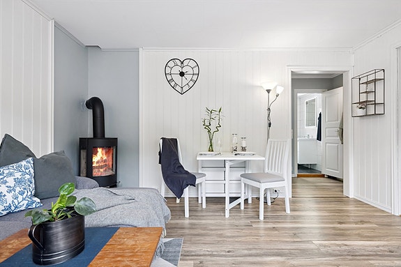 Romslig stue med plass til både sofa og spisebord.