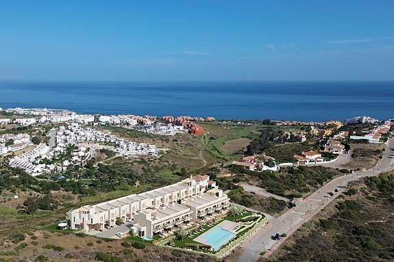 Rekkehus i moderne stil med eget basseng |  3 soverom og 3 bad | Fantastisk utsikt | Takterrasse | Flotte fellesområder