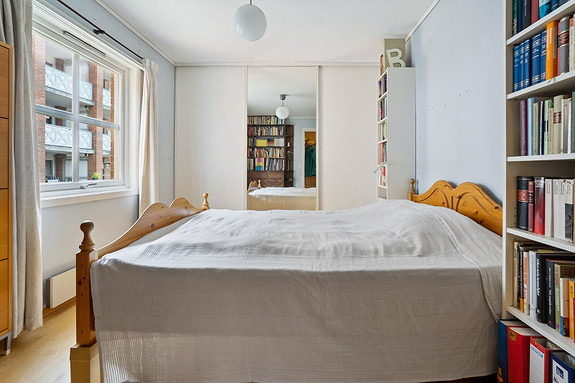 Hovedsoverom med skyvedørsgarderobe