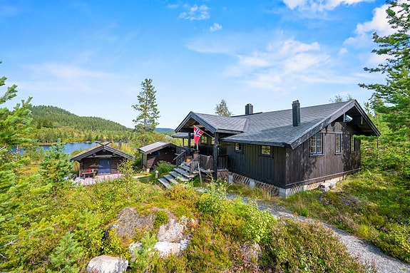 Velkommen til Solliåsvegen 76 - En klassisk hytte med fristtående anneks og utebod.