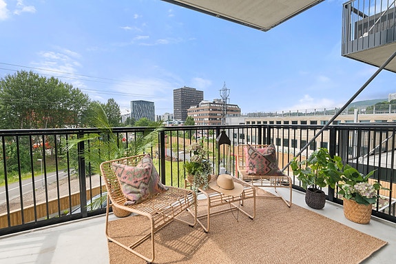 Velkommen til Selma Ellefsens vei 11C! En strøken hjørneleilighet på 67kvm. beliggende i 2. etasje i bygård som sto ferdig i 2022. Fotograf: LUMA foto. Bilde lånt fra stylet tilsvarende leilighet etasjen over.