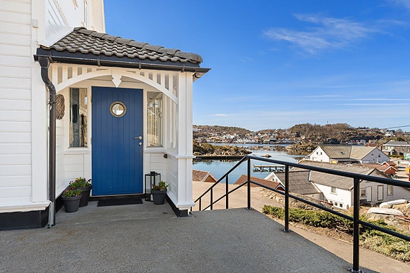 Velkommen til Kvennesviga 23! Eneboligen er registrert oppført i 1932 og har flere flotte detaljer i ekte sørlandsk stil som pølsekledning, flererams vinduer, smijernsrekkverk, blå ytterdører mm. Skikkelig sjarmerende enebolig!