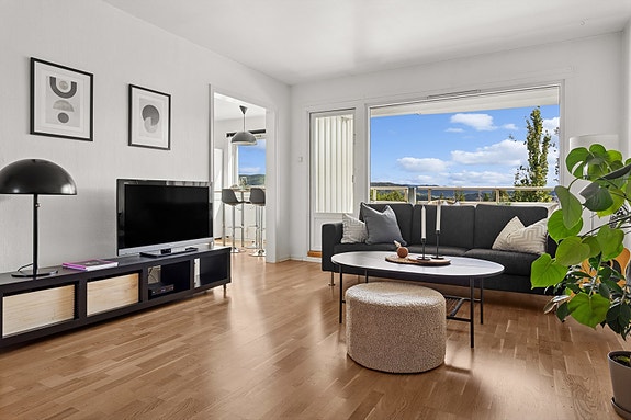 Velkommen til Waldemar Aunes veg 14B - en lys og innholdsrik 4-roms leilighet!