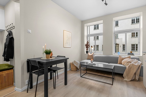 Velkommen til Ulstadløkkveien 13B - en lys og moderne selveierleilighet vesentlig oppusset, med sentral beliggenhet på Lademoen.