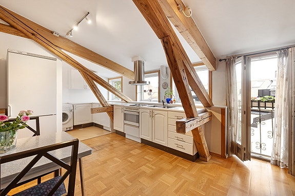 Velkommen til denne unike og innbydende loftsleiligheten i Stensgata 5B!