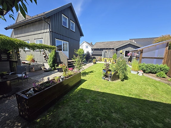 Velkommen til Frøyhovveien 36!
Dette er en innholdsrik eiendom av de sjeldne.