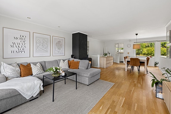 Velkommen til Lågenvegen 14B! Et moderne og innbydende rekkehus over to plan med balkong, terrasse og en flott hage.