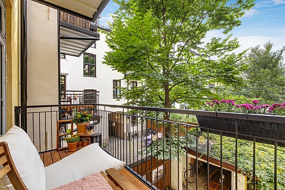 Velkommen til en lys, romslig og svært godt vedlikeholdt leilighet med en av Grünerløkkas mest attraktive beliggenheter.