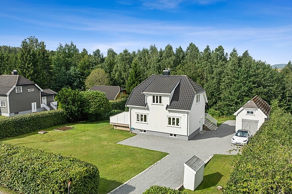 DNB Eiendom ønsker hjertelig velkommen til Raveien 452 - en enestående hagetomt omkranser en innholdsrik og velholdt familiebolig