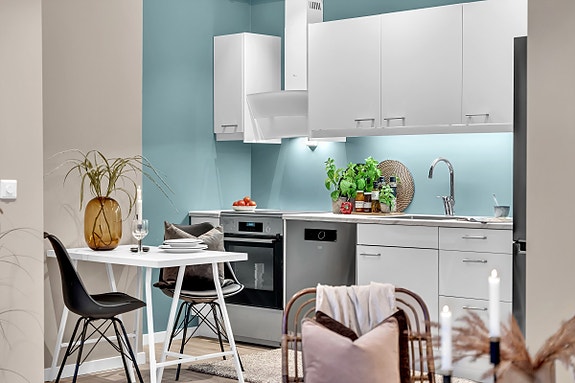 Lys innredning i laminerte skrog, glatte fronter og laminert benkeplate med kjøkkenkum.