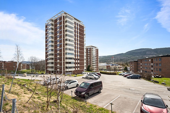 Lys og arealeffektiv 1-roms med innglasset balkong og flott utsikt.