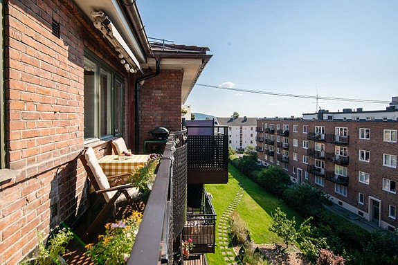 Denne store og lyse 2-romsen på Carl Berner kombinerer perfekt beliggenhet med moderne komfort og sjarmerende detaljer