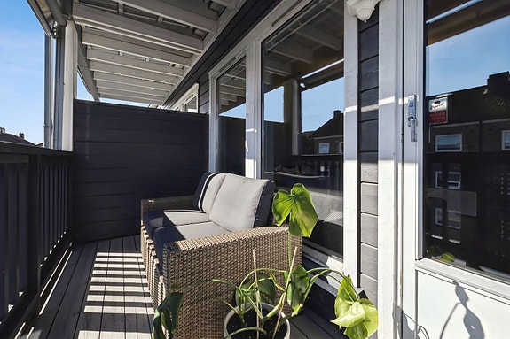 Solrik terrasse med god plass til møbler og grønne innslag.