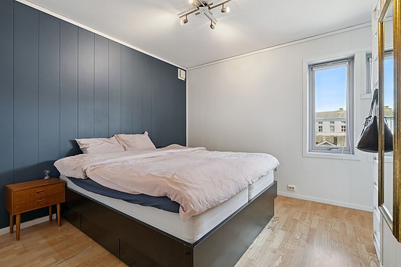Rolig og lunt soverom med god plass til dobbeltseng og garderobe.