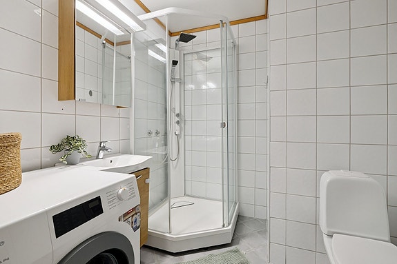 Lekkert bad med dusj, servant og plass til vaskemaskin.