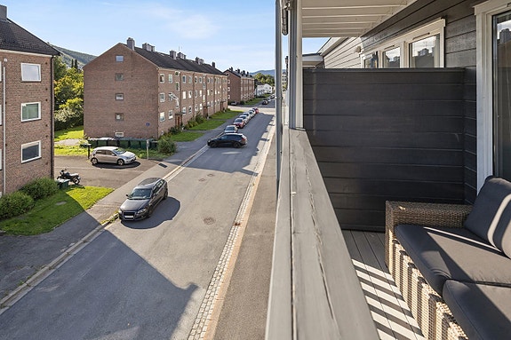 Direkte utgang fra stuen til privat og skjermet terrasse.