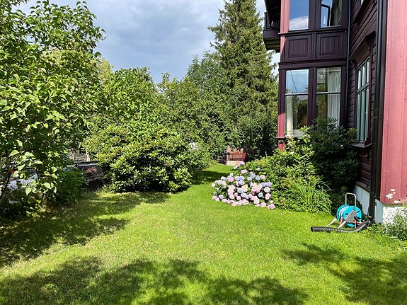 Velkommen til Nordraaks gate 15 - En innholdsrik toppleilighet over en hel etasje med balkong og veranda.