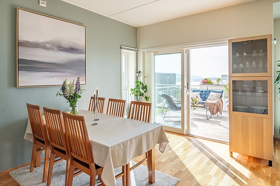 Velkommen til Eivind Ahlbergs veg 5 - en innbydende 3-romsleilighet over 80m² med særdeles god takhøyde.