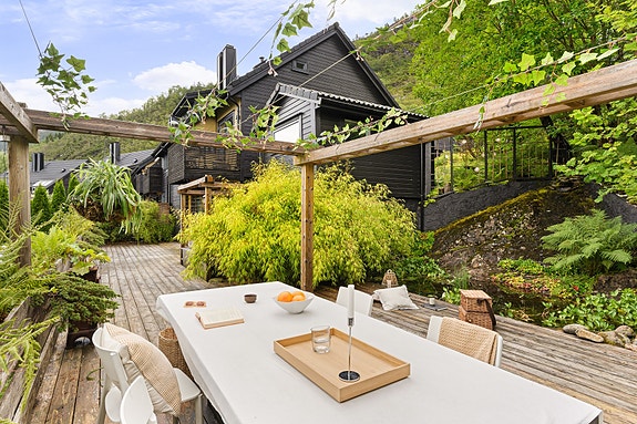 EIE eiendomsmegling presenterer Stuajordet 303 ved Simon Aasen - et nydelig enderekkehus med store, skjermede uteområder