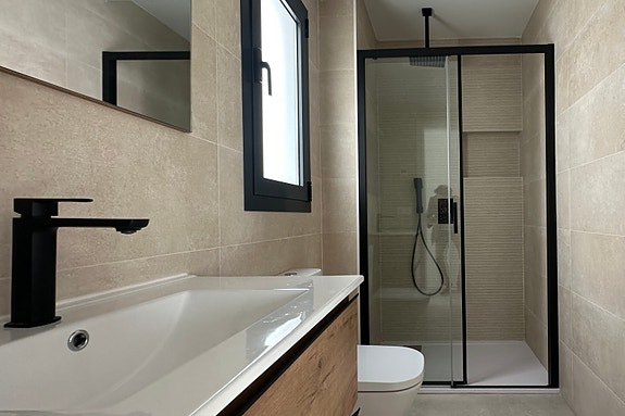 Leilighet med privat hage - 3 soverom og 2 bad - Moderne design - Parkering og bod