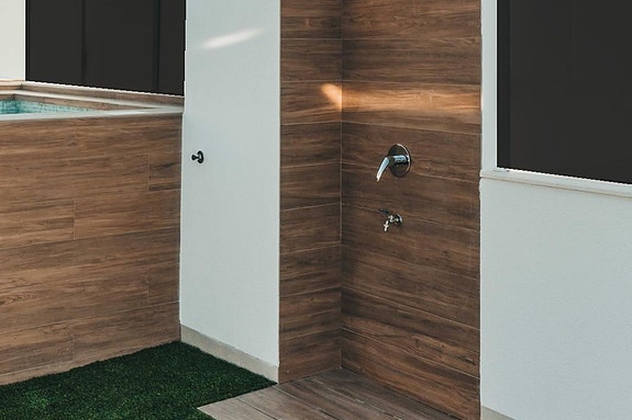 Leilighet med privat hage - 3 soverom og 2 bad - Moderne design - Parkering og bod