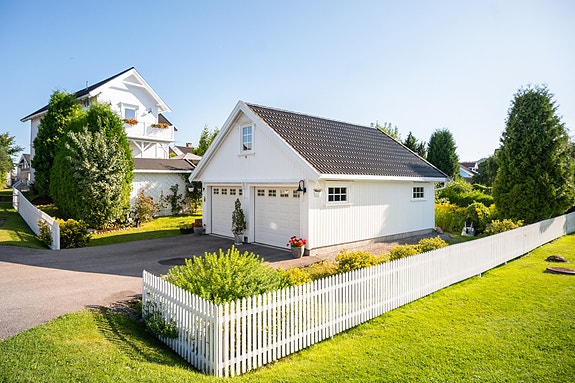 Det er parkering i en frittstående dobbelgarasje fra 2015. Garasjen har sidedør, innlagt strøm og et areal på ca. 46 kvm. I dag er garasjen innredet med et hendig verksted og lagringsloft over garasjen.