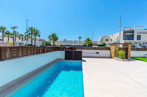 Stor familiebolig med basseng, takterrasse og fleksibel underetasje - 3 soverom og 3 bad